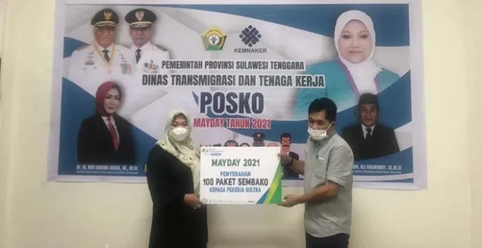 Peringati Hari Buruh, BPJamsostek Sultra Salurkan 100 Paket Sembako
