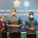 Dua Tokoh Perempuan Kota Kendari Raih Kartini Award Dua Tokoh Perempuan Kota Kendari Raih Kartini Award