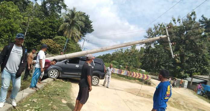 Diduga Sopir Hilang Kendali, Sebuah Minibus di Mubar Tabrak Tiang Listrik