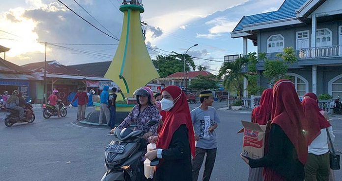 Anggota DPRD dari PDIP di Wakatobi Berbagi Takjil