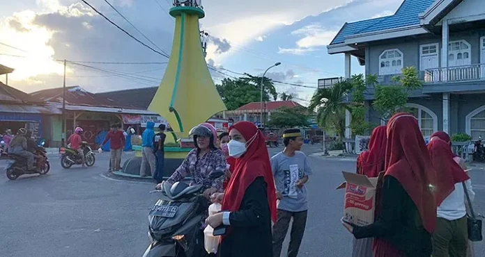 takjil Anggota DPRD dari PDIP di Wakatobi Berbagi Takjil