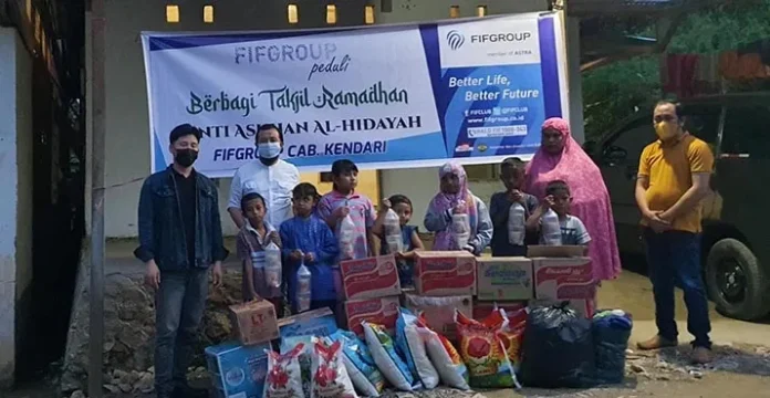 FIFGROUP Cabang Kendari Berbagi Takjil dan Sembako di Panti Asuhan