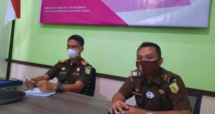 Kasi Intel Kajari Kolut, Toyib Hasan bersama Kasi Pidsus Moh Heri Okta Saputro