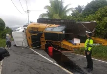 Diduga Tidak Kuat Menanjak, Truk Bermuatan Ekskavator Terguling di Kolut Diduga Tidak Kuat Menanjak, Truk Bermuatan Ekskavator Terguling di Kolut