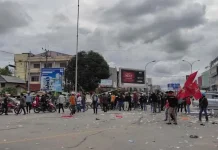 Demo hingga Bentrokan Warnai Kunjungan Presiden di Kendari Demo hingga Bentrokan Warnai Kunjungan Presiden di Kendari