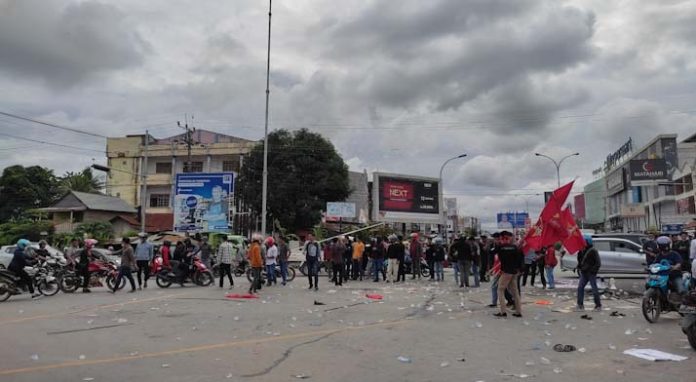 Demo hingga Bentrokan Warnai Kunjungan Presiden di Kendari