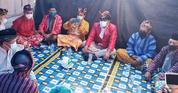 Pengukuhan Perangkat Sara Lontoi, Bupati Arusani Berpesan Tradisi Dilestarikan