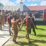 Bupati Arusani Bantu Rehabilitasi Total Masjid Tua di Sampolawa Bupati Arusani Bantu Rehabilitasi Total Masjid Tua di Sampolawa