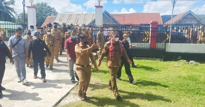 Bupati Arusani Bantu Rehabilitasi Total Masjid Tua di Sampolawa Bupati Arusani Bantu Rehabilitasi Total Masjid Tua di Sampolawa