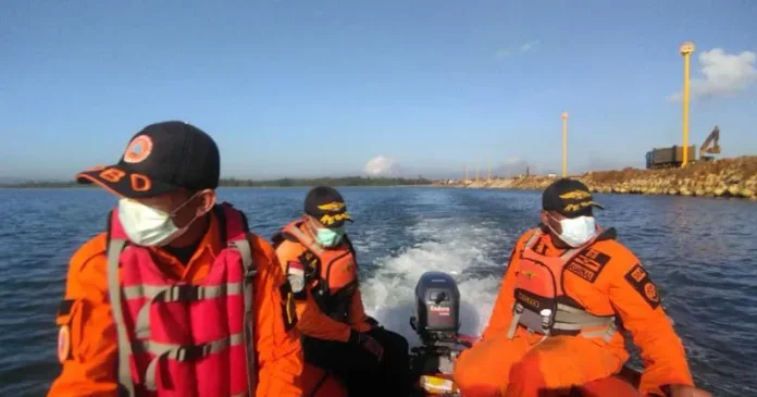 Tim SAR Kembali Cari TKA yang Tenggelam di Muara Sungai Sampara Tim SAR Kembali Cari TKA yang Tenggelam di Muara Sungai Sampara