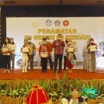 Sulkarnain Serahkan Cenderamata pada 10 Siswa Berprestasi SDN Kuncup Pertiwi Sulkarnain Serahkan Cenderamata pada 10 Siswa Berprestasi SDN Kuncup Pertiwi