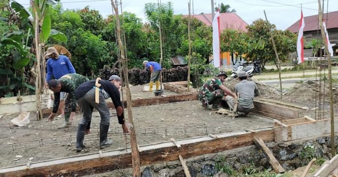 TNI Bantu Pembangunan Posyandu di Koltim