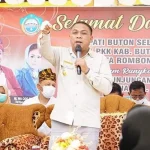 Bupati Busel Siap Penuhi Keinginan Warga Molagina Tahun Depan Bupati Busel Siap Penuhi Keinginan Warga Molagina Tahun Depan