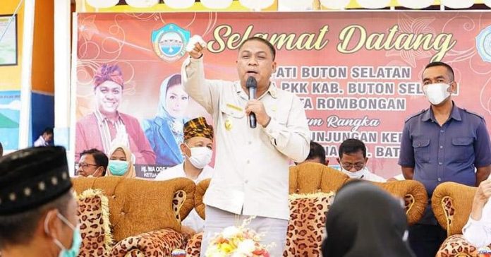 Bupati Busel Siap Penuhi Keinginan Warga Molagina Tahun Depan