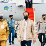Kunker di Kendari, Jokowi Kenakan Jaket Bomber Krem Muda Kunker di Kendari, Jokowi Kenakan Jaket Bomber Krem Muda