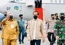 Kunker di Kendari, Jokowi Kenakan Jaket Bomber Krem Muda Kunker di Kendari, Jokowi Kenakan Jaket Bomber Krem Muda