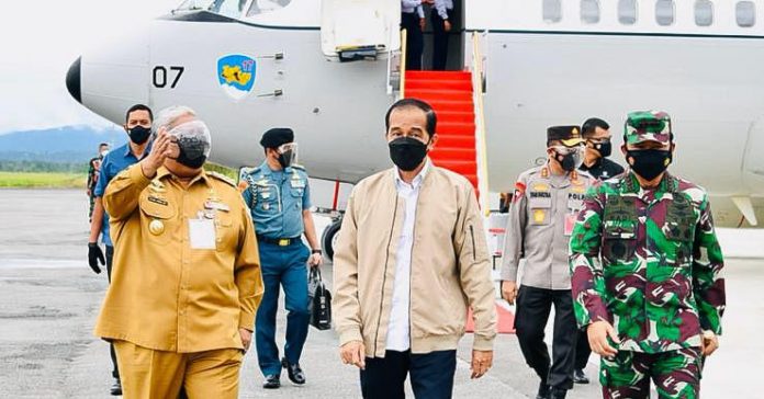 Kunker di Kendari, Jokowi Kenakan Jaket Bomber Krem Muda