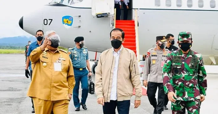 Kunker di Kendari, Jokowi Kenakan Jaket Bomber Krem Muda Kunker di Kendari, Jokowi Kenakan Jaket Bomber Krem Muda