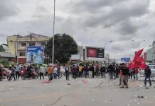 Demo Tolak Munas Kadin di Kendari Ricuh Demo Tolak Munas Kadin di Kendari Ricuh