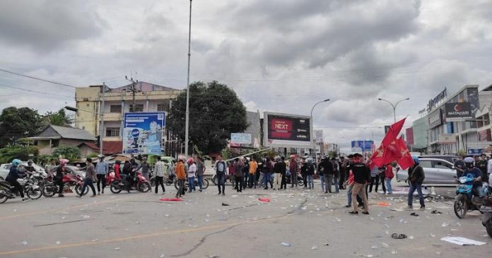 Demo Tolak Munas Kadin di Kendari Ricuh