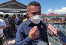 Komisi III DPRD Kendari Minta Orang Tua Siswa Tidak Buat Kerumunan di Sekolah Ketua Komisi III DPRD Kota Kendari, Rajab Jinik