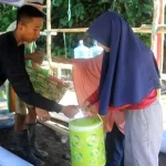 Ibu-ibu Antusias Membantu Anggota Satgas TMMD di Koltim Ibu-ibu Antusias Membantu Anggota Satgas TMMD di Koltim