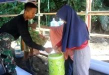 Ibu-ibu Antusias Membantu Anggota Satgas TMMD di Koltim Ibu-ibu Antusias Membantu Anggota Satgas TMMD di Koltim