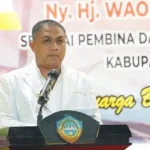 Bupati Arusani Ajak Kader PKK Bersinergi Tingkatkan Kesejahteraan Keluarga Bupati Arusani Ajak Kader PKK Bersinergi Tingkatkan Kesejahteraan Keluarga ZONASULTRA.COM, BATAUGA - Bupati Buton Selatan (Busel), La Ode Arusani resmi menutup Jambore Kader Pemberdayaan Kesejahteraan Keluarga (PKK), Minggu (20/6/2021) malam. Acara yang dirangkaikan dengan Gebyar 4 Tahun Wa Ode Ruhania sebagai Pembina dan Ketua Organisasi Wanita Busel dengan tema "Keluarga Berdaya Negeriku Jaya" itu berlangsung meriah di Gedung Wisata Rujab Bupati Buton Selatan. Sebelum menutup, Arusani memberikan apresiasi yang tinggi kepada ketua dan seluruh pengurus serta kader Tim Penggerak Pemberdayaan Kesejahtaraan Keluarga (TP PKK) Kabupaten Buton Selatan. "Saya sebagai pembina TP PKK Kabupaten Buton Selatan memberi apresiasi yang terbaik kepada panitia dan seluruh jajaran PKK Kabupaten Buton Selatan di manapun berada. Kegiatan ini dilakukan sebagai ajang silaturahmi kader untuk menyatukan persepsi dalam membangun PKK Buton Selatan ke depan yang lebih baik," katanya. Menurut dia, pelaksanaan Jambore Kader PKK ini dapat menambah wawasan dalam berinovasi sesuai potensi daerah, apalagi kegiatan ini merupakan pertemuan para kader. Olehnya, jika masih ada kekurangan maka harus dijadikan sebagai pengalaman untuk lebih baik ke depannya. Ia berpesan agar PKK harus mampu mengembangkan diri dalam menghadirkan kesejahteraan keluarga. Sebab kaum perempuan akan menjadi tonggak peningkatan kesejahteraan keluarga, dan kaum perempuan juga harus mampu meningkatkan kualitas diri agar dapat menjadi motor penggerak kesejahteraan dalam keluarga, sehingga kelaurga yang sejahtera dan berkualitas dapat tercapai. "Juga dapat meningkatkan sinergitas dengan pemerintah daerah dalam meningkatkan dan memantapkan kerja sama melalui 10 program pokok PKK," tandasnya. Dalam jambore kader PKK ini dilaksanakan sejumlah lomba, hasilnya Kecamatan Sampolawa didaulat sebagai juara umum. Kegiatan ditutup secara resmi ditandai dengan pembakaran api unggun. (B) Editor: Muhamad Taslim Dalma