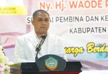 Bupati Arusani Ajak Kader PKK Bersinergi Tingkatkan Kesejahteraan Keluarga Bupati Arusani Ajak Kader PKK Bersinergi Tingkatkan Kesejahteraan Keluarga ZONASULTRA.COM, BATAUGA - Bupati Buton Selatan (Busel), La Ode Arusani resmi menutup Jambore Kader Pemberdayaan Kesejahteraan Keluarga (PKK), Minggu (20/6/2021) malam. Acara yang dirangkaikan dengan Gebyar 4 Tahun Wa Ode Ruhania sebagai Pembina dan Ketua Organisasi Wanita Busel dengan tema "Keluarga Berdaya Negeriku Jaya" itu berlangsung meriah di Gedung Wisata Rujab Bupati Buton Selatan. Sebelum menutup, Arusani memberikan apresiasi yang tinggi kepada ketua dan seluruh pengurus serta kader Tim Penggerak Pemberdayaan Kesejahtaraan Keluarga (TP PKK) Kabupaten Buton Selatan. "Saya sebagai pembina TP PKK Kabupaten Buton Selatan memberi apresiasi yang terbaik kepada panitia dan seluruh jajaran PKK Kabupaten Buton Selatan di manapun berada. Kegiatan ini dilakukan sebagai ajang silaturahmi kader untuk menyatukan persepsi dalam membangun PKK Buton Selatan ke depan yang lebih baik," katanya. Menurut dia, pelaksanaan Jambore Kader PKK ini dapat menambah wawasan dalam berinovasi sesuai potensi daerah, apalagi kegiatan ini merupakan pertemuan para kader. Olehnya, jika masih ada kekurangan maka harus dijadikan sebagai pengalaman untuk lebih baik ke depannya. Ia berpesan agar PKK harus mampu mengembangkan diri dalam menghadirkan kesejahteraan keluarga. Sebab kaum perempuan akan menjadi tonggak peningkatan kesejahteraan keluarga, dan kaum perempuan juga harus mampu meningkatkan kualitas diri agar dapat menjadi motor penggerak kesejahteraan dalam keluarga, sehingga kelaurga yang sejahtera dan berkualitas dapat tercapai. "Juga dapat meningkatkan sinergitas dengan pemerintah daerah dalam meningkatkan dan memantapkan kerja sama melalui 10 program pokok PKK," tandasnya. Dalam jambore kader PKK ini dilaksanakan sejumlah lomba, hasilnya Kecamatan Sampolawa didaulat sebagai juara umum. Kegiatan ditutup secara resmi ditandai dengan pembakaran api unggun. (B) Editor: Muhamad Taslim Dalma