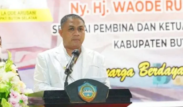 arusani Bupati Arusani Ajak Kader PKK Bersinergi Tingkatkan Kesejahteraan Keluarga ZONASULTRA.COM, BATAUGA - Bupati Buton Selatan (Busel), La Ode Arusani resmi menutup Jambore Kader Pemberdayaan Kesejahteraan Keluarga (PKK), Minggu (20/6/2021) malam. Acara yang dirangkaikan dengan Gebyar 4 Tahun Wa Ode Ruhania sebagai Pembina dan Ketua Organisasi Wanita Busel dengan tema "Keluarga Berdaya Negeriku Jaya" itu berlangsung meriah di Gedung Wisata Rujab Bupati Buton Selatan. Sebelum menutup, Arusani memberikan apresiasi yang tinggi kepada ketua dan seluruh pengurus serta kader Tim Penggerak Pemberdayaan Kesejahtaraan Keluarga (TP PKK) Kabupaten Buton Selatan. "Saya sebagai pembina TP PKK Kabupaten Buton Selatan memberi apresiasi yang terbaik kepada panitia dan seluruh jajaran PKK Kabupaten Buton Selatan di manapun berada. Kegiatan ini dilakukan sebagai ajang silaturahmi kader untuk menyatukan persepsi dalam membangun PKK Buton Selatan ke depan yang lebih baik," katanya. Menurut dia, pelaksanaan Jambore Kader PKK ini dapat menambah wawasan dalam berinovasi sesuai potensi daerah, apalagi kegiatan ini merupakan pertemuan para kader. Olehnya, jika masih ada kekurangan maka harus dijadikan sebagai pengalaman untuk lebih baik ke depannya. Ia berpesan agar PKK harus mampu mengembangkan diri dalam menghadirkan kesejahteraan keluarga. Sebab kaum perempuan akan menjadi tonggak peningkatan kesejahteraan keluarga, dan kaum perempuan juga harus mampu meningkatkan kualitas diri agar dapat menjadi motor penggerak kesejahteraan dalam keluarga, sehingga kelaurga yang sejahtera dan berkualitas dapat tercapai. "Juga dapat meningkatkan sinergitas dengan pemerintah daerah dalam meningkatkan dan memantapkan kerja sama melalui 10 program pokok PKK," tandasnya. Dalam jambore kader PKK ini dilaksanakan sejumlah lomba, hasilnya Kecamatan Sampolawa didaulat sebagai juara umum. Kegiatan ditutup secara resmi ditandai dengan pembakaran api unggun. (B) Editor: Muhamad Taslim Dalma