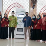 Untuk Warga Kurang Mampu, Sulkarnain Launching ATM Beras dan Telur Untuk Warga Kurang Mampu, Sulkarnain Launching ATM Beras dan Telur ZONASULTRA.COM, KENDARI- Wali Kota Kendari Sulkarnain Kadir melaunching ATM Beras dan Telur yang diperuntukkan bagi masyarakat kurang mampu di Masjid Jami’ Al-Falah Lepo-lepo, Minggu (13/6/2021). Pengadaan mesin ATM Beras dan Telur ini merupakan kerjasama Pemerintah Kota (Pemkot) Kendari dan Dewan Masjid Indonesia (DMI) Kota Kendari menggandeng mahasiswa Universitas Muhamadyah Kendari (UMK). Dalam launching tersebut, DMI Kecamatan Baruga Kota Kendari Al Jabbar, berterima kasih dan menyambut baik atas program Walikota Kendari untuk membantu masyarakat dan bagi yang memakmurkan masjid ini. “Kami belum tau sistemnya seperti apa untuk mekanisme pengambilan berasnya dan telur, namun alangkah lebih bagusnya, warga yang hendak menggunakan ATM ini, nanti telah menempelkan kartunya sebanyak 5 kali sesuai waktu-waktu salat baru bisa mendapatkan beras dan telurnya, sehingga dapat memotivasi warga untuk rajin ke masjid," kaata Aljabar. Sementara itu, Walikota Kendari menyabut baik launching ATM beras dan Telur tersebut. Ia berharap kegiatan seperti ini bisa menjadi langkah awal pengurus DMI terus memberikan kebaikan bagi masyarakat yang membutuhkan. "ATM Beras dan Telur, tentunya sebagai langkah awal saja, kedepan telurnya bisa diganti dengan sarden, bisa diganti dengan macam-macam, kita berharap program ini bisa berjalan dengan baik," ungkap Sulkarnain. Ia juga mengatakan, bahwa program tersebut juga terbuka luas bagi siapa saja yang berkesempatan mendonasikan rezekinyake masjid. Hal ini tentunya dapat meningkatkan kepedulian terhadap sesama umat muslim untuk berbagi. "Jadi, penerima beras & telur ini adalah masyarakat yang memiliki kartu ATM yang di bagikan oleh panitia, secara selektif mereka yang dapat adalah tidak mampu secara ekonomi. Kita setting setiap kali keluar sebanyak dua liter beras ditambah empat biji telur,” tutupnya. (b) Halaman: Kendari Penulis : M17 Editor: Ilham Surahmin