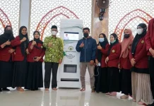 Untuk Warga Kurang Mampu, Sulkarnain Launching ATM Beras dan Telur Untuk Warga Kurang Mampu, Sulkarnain Launching ATM Beras dan Telur ZONASULTRA.COM, KENDARI- Wali Kota Kendari Sulkarnain Kadir melaunching ATM Beras dan Telur yang diperuntukkan bagi masyarakat kurang mampu di Masjid Jami’ Al-Falah Lepo-lepo, Minggu (13/6/2021). Pengadaan mesin ATM Beras dan Telur ini merupakan kerjasama Pemerintah Kota (Pemkot) Kendari dan Dewan Masjid Indonesia (DMI) Kota Kendari menggandeng mahasiswa Universitas Muhamadyah Kendari (UMK). Dalam launching tersebut, DMI Kecamatan Baruga Kota Kendari Al Jabbar, berterima kasih dan menyambut baik atas program Walikota Kendari untuk membantu masyarakat dan bagi yang memakmurkan masjid ini. “Kami belum tau sistemnya seperti apa untuk mekanisme pengambilan berasnya dan telur, namun alangkah lebih bagusnya, warga yang hendak menggunakan ATM ini, nanti telah menempelkan kartunya sebanyak 5 kali sesuai waktu-waktu salat baru bisa mendapatkan beras dan telurnya, sehingga dapat memotivasi warga untuk rajin ke masjid," kaata Aljabar. Sementara itu, Walikota Kendari menyabut baik launching ATM beras dan Telur tersebut. Ia berharap kegiatan seperti ini bisa menjadi langkah awal pengurus DMI terus memberikan kebaikan bagi masyarakat yang membutuhkan. "ATM Beras dan Telur, tentunya sebagai langkah awal saja, kedepan telurnya bisa diganti dengan sarden, bisa diganti dengan macam-macam, kita berharap program ini bisa berjalan dengan baik," ungkap Sulkarnain. Ia juga mengatakan, bahwa program tersebut juga terbuka luas bagi siapa saja yang berkesempatan mendonasikan rezekinyake masjid. Hal ini tentunya dapat meningkatkan kepedulian terhadap sesama umat muslim untuk berbagi. "Jadi, penerima beras & telur ini adalah masyarakat yang memiliki kartu ATM yang di bagikan oleh panitia, secara selektif mereka yang dapat adalah tidak mampu secara ekonomi. Kita setting setiap kali keluar sebanyak dua liter beras ditambah empat biji telur,” tutupnya. (b) Halaman: Kendari Penulis : M17 Editor: Ilham Surahmin