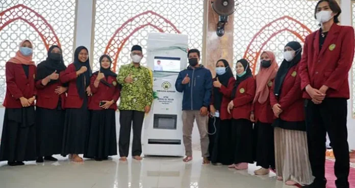 Untuk Warga Kurang Mampu, Sulkarnain Launching ATM Beras dan Telur ZONASULTRA.COM, KENDARI- Wali Kota Kendari Sulkarnain Kadir melaunching ATM Beras dan Telur yang diperuntukkan bagi masyarakat kurang mampu di Masjid Jami’ Al-Falah Lepo-lepo, Minggu (13/6/2021). Pengadaan mesin ATM Beras dan Telur ini merupakan kerjasama Pemerintah Kota (Pemkot) Kendari dan Dewan Masjid Indonesia (DMI) Kota Kendari menggandeng mahasiswa Universitas Muhamadyah Kendari (UMK). Dalam launching tersebut, DMI Kecamatan Baruga Kota Kendari Al Jabbar, berterima kasih dan menyambut baik atas program Walikota Kendari untuk membantu masyarakat dan bagi yang memakmurkan masjid ini. “Kami belum tau sistemnya seperti apa untuk mekanisme pengambilan berasnya dan telur, namun alangkah lebih bagusnya, warga yang hendak menggunakan ATM ini, nanti telah menempelkan kartunya sebanyak 5 kali sesuai waktu-waktu salat baru bisa mendapatkan beras dan telurnya, sehingga dapat memotivasi warga untuk rajin ke masjid," kaata Aljabar. Sementara itu, Walikota Kendari menyabut baik launching ATM beras dan Telur tersebut. Ia berharap kegiatan seperti ini bisa menjadi langkah awal pengurus DMI terus memberikan kebaikan bagi masyarakat yang membutuhkan. "ATM Beras dan Telur, tentunya sebagai langkah awal saja, kedepan telurnya bisa diganti dengan sarden, bisa diganti dengan macam-macam, kita berharap program ini bisa berjalan dengan baik," ungkap Sulkarnain. Ia juga mengatakan, bahwa program tersebut juga terbuka luas bagi siapa saja yang berkesempatan mendonasikan rezekinyake masjid. Hal ini tentunya dapat meningkatkan kepedulian terhadap sesama umat muslim untuk berbagi. "Jadi, penerima beras & telur ini adalah masyarakat yang memiliki kartu ATM yang di bagikan oleh panitia, secara selektif mereka yang dapat adalah tidak mampu secara ekonomi. Kita setting setiap kali keluar sebanyak dua liter beras ditambah empat biji telur,” tutupnya. (b) Halaman: Kendari Penulis : M17 Editor: Ilham Surahmin