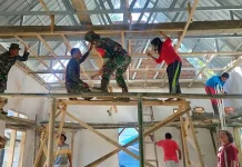 Persatuan Ibu Desa Rubia Bantu TNI Membangun Gereja Persatuan Ibu Desa Rubia Bantu TNI Membangun Gereja