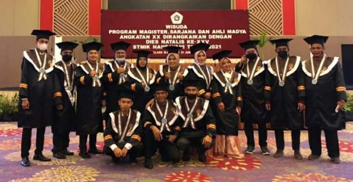 16 Dosen STIMIK Bina Bangsa Kendari Resmi Diwisuda