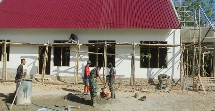 Masyarakat dan TNI Bergotong Royong Membangun Gereja di Koltim