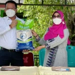 Bulog Sultra Salurkan Beras Kemasan Anoa ke SMPN 2 Kendari Bulog Sultra Salurkan Beras Kemasan Anoa ke SMPN 2 Kendari