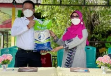 Bulog Sultra Salurkan Beras Kemasan Anoa ke SMPN 2 Kendari Bulog Sultra Salurkan Beras Kemasan Anoa ke SMPN 2 Kendari