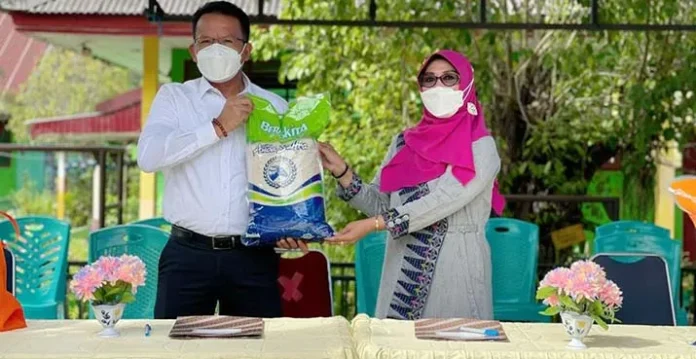 Bulog Sultra Salurkan Beras Kemasan Anoa ke SMPN 2 Kendari