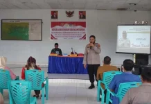 Anggota Kodim Kolaka Beri Sosialisasi Hukum pada Warga Desa Pekorea Koltim Anggota Kodim Kolaka Beri Sosialisasi Hukum pada Warga Desa Pekorea Koltim