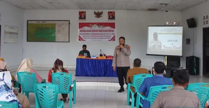 Anggota Kodim Kolaka Beri Sosialisasi Hukum pada Warga Desa Pekorea Koltim