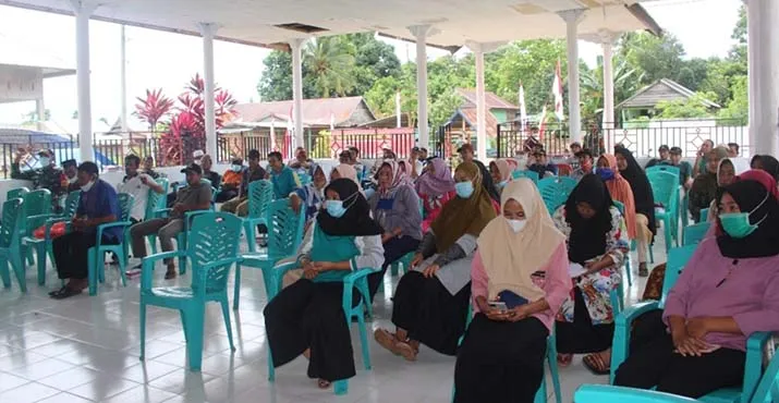 Anggota Kodim Kolaka Beri Sosialisasi Hukum pada Warga Desa Pekorea Koltim