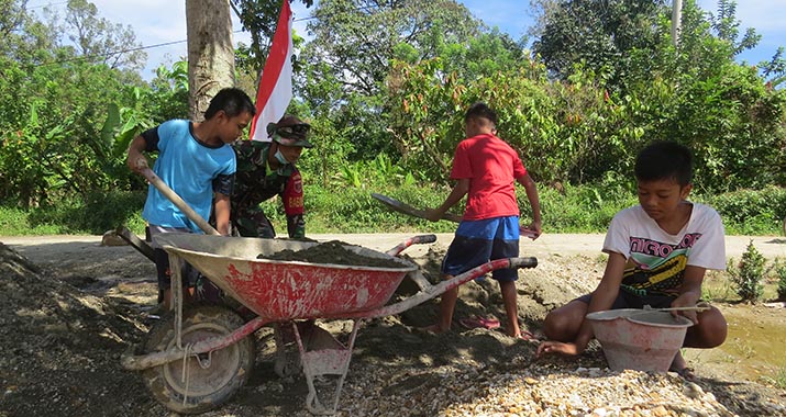 Cerita Si Kecil Afgan Bantu Satgas TMMD di Koltim