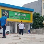 Kantor Kadin Dilempari Batu, 5 Unit Mobil Rusak, Satu Korban Luka Kantor Kadin Dilempari Batu, 5 Unit Mobil Rusak, Satu Korban Luka