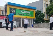 Kantor Kadin Dilempari Batu, 5 Unit Mobil Rusak, Satu Korban Luka Kantor Kadin Dilempari Batu, 5 Unit Mobil Rusak, Satu Korban Luka