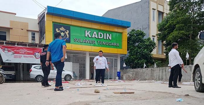 Kantor Kadin Dilempari Batu, 5 Unit Mobil Rusak, Satu Korban Luka