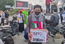 Aliansi Peduli Palestina Galang Dana di Lampu Merah Kendari Aliansi Peduli Palestina Galang Dana di Lampu Merah Kendari