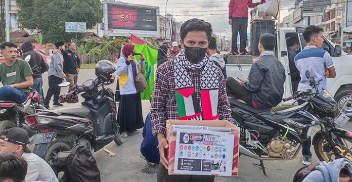 Aliansi Peduli Palestina Galang Dana di Lampu Merah Kendari