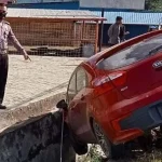 Kelalaian Pengemudi, Mobil Terperosok ke Selokan di Jalan Bypass Kendari Kelalaian Pengemudi, Mobil Terperosok ke Selokan di Jalan Bypass Kendari