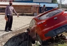 Kelalaian Pengemudi, Mobil Terperosok ke Selokan di Jalan Bypass Kendari Kelalaian Pengemudi, Mobil Terperosok ke Selokan di Jalan Bypass Kendari